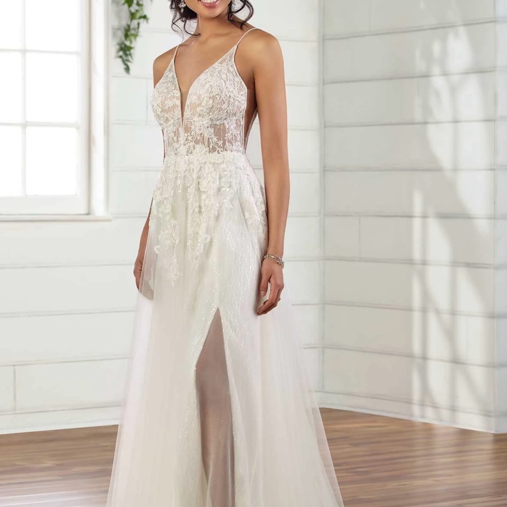 NWT Essence of Australia Light Ivory Plunge Neck Wedding Dress Size 6 US 2 D2840
